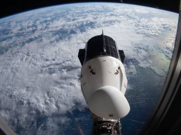 Nave Crew Dragon da SpaceX acoplada na ISS