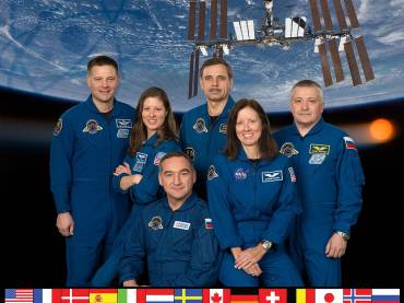 1124px-Expedition_24_crew_portrait.jpg