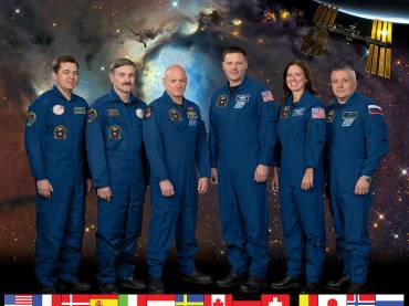 1124px-Expedition_25_crew_portrait.jpg