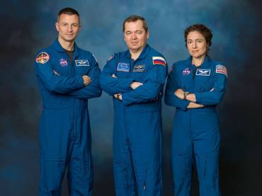 1125px-Expedition_62_crew_portrait.jpg