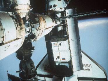 Shuttle acoplado a Mir  