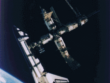 Acoplamento do ônibus espacial Atlantis com a Mir  