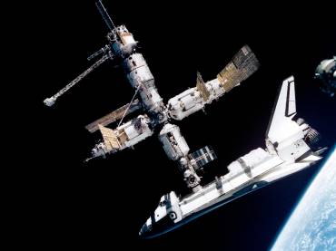 Ônibus espacial Atlantis STS-71 acoplado com a estação espacial Mir